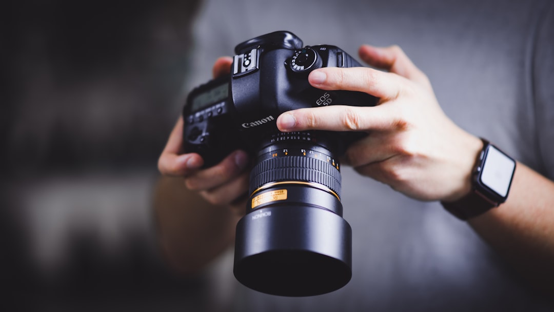 person-holding-canon-dslr-camera-hfk6xojqlfk